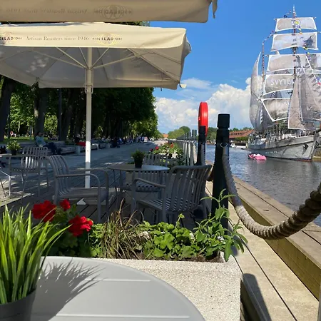 Danes Square With River View Apartment